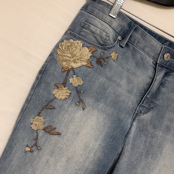 Gloria Vanderbilt “Jordyn” All Around Slimming Effect Embroidered Capri Jeans - Picture 5 of 13